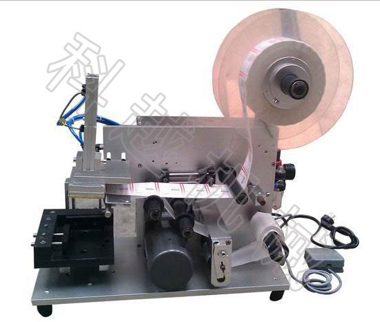 小型半自動方瓶貼標機(圖1)